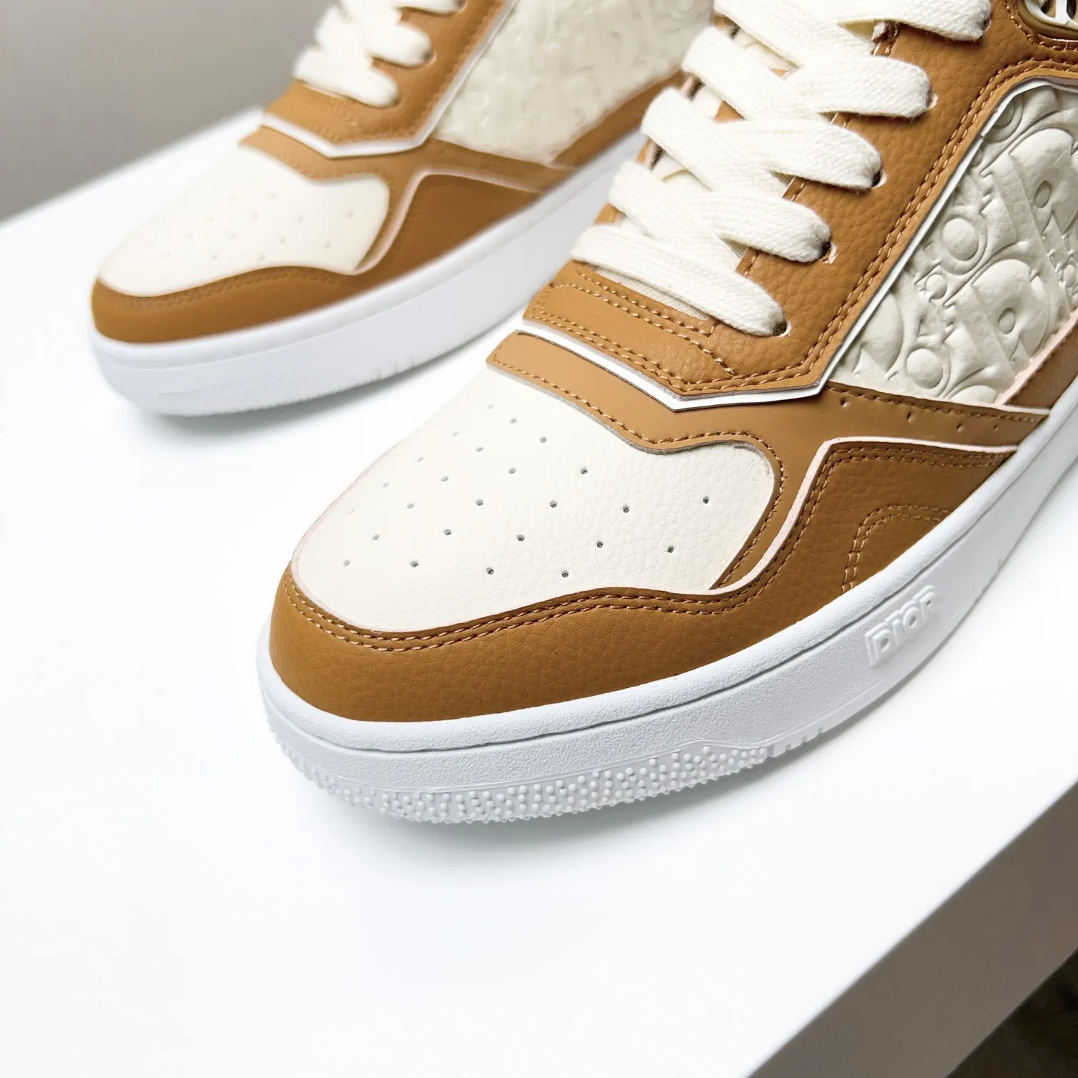 Men's Men's Shoes 💰400 [New] 🦩🦩Dior - Low-top sneakers 2025 spring men's collection new arrivals [Celebrate][Celebrate][Celebrate], reinterpret the basketball shoe design and become a classic Dior item [Strong][Strong][Strong], crafted in black and cream white smooth cowhide with beige suede, leather display on the side The CD logo, tongue, sole and back side are decorated with various distinctive details to enhance the style[666][666], while eyelet details, topstitching and rubber panels highlight the dynamic charm of its athletic style[strong][strong][strong]. It has a two-color rubber sole, which can be matched with various clothing to create a refined look. Size: 38 to 44 (45 can be customized
